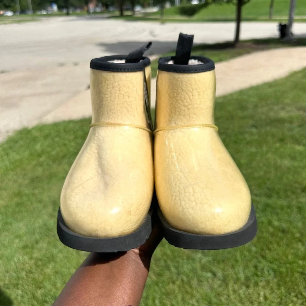 Ugg Classic Clear Mini Winter Boots‎ Women's Size 6 Cream